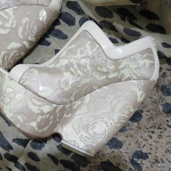 Nicholas Kirkwood Tan Nude Italian Leather & Floral Velvet Lace Platform Wedge 6 - Picture 10 of 16